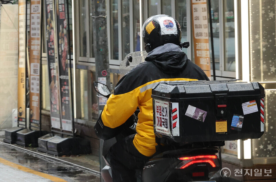 [천지일보=남승우 기자] 배달라이더 허지웅(27)씨가 헬멧과 배달통에 ‘CCP OUT(중국공산당 아웃)’ ‘부정선거 가짜 국회’ 등 팻말을 붙인 채 배달하고 있다. ⓒ천지일보 2025.05.01.