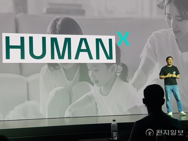 [천지일보=황해연 기자] 최성환 SK네트웍스 사업총괄 사장 겸 나무엑스 EA(Executive Advisor)가 23일 서울시 광진구 워커힐 호텔앤리조트에서 개최된 나무엑스 쇼케이스에서 발표하고 있다. ⓒ천지일보 2025.04.23.