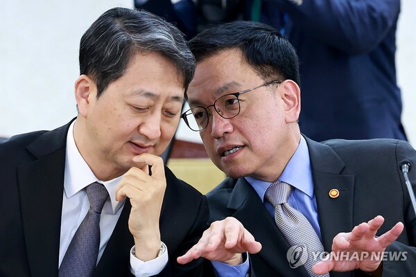 ‘한미 2+2 통상 협의’ 정부 합동 대표단 공동 수석대표를 맡은 최상목 경제부총리 겸 기획재정부 장관(오른쪽)과 안덕근 산업통상자원부 장관이 21일 정부서울청사에서 열린 경제안보전략 태스크포스(TF) 회의에 참석해 논의하고 있다. 2025.4.21. (출처: 연합뉴스)