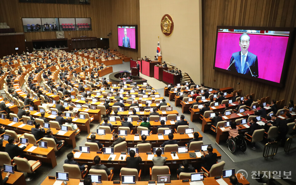 [천지일보=박준성 기자] 한덕수 대통령 권한대행 국무총리가 24일 오전 서울 여의도 국회에서 열린 제424회 국회(임시회) 본회의에서 추가경정예산(추경)안에 대한 시정연설을 하고 있다.ⓒ천지일보 2025.04.24.