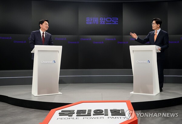 (서울=연합뉴스) 24일 서울 종로구 동아미디어센터 채널A 스튜디오에서 국민의힘 대선 2차 경선 진출자인 안철수(왼쪽), 김문수 후보가 토론 전 리허설을 하고 있다. 2025.4.24