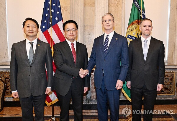 주요 20개국(G20) 재무장관회의 및 국제통화금융위원회(IMFC)'에 참석차 미국 워싱턴D.C를 방문중인 최상목 부총리 겸 기획재정부 장관이 안덕근 산업통상자원부 장관과 함께 24일(현지시간) 미국 워싱턴 DC 재무부에서 열린 '한-미 2+2 통상협의(Trade Consultation)'에서 기념 촬영하고 있다.(왼쪽부터) 안 산업부 장관, 최 부총리, 스콧 베센트 미 재무장관, 제이미슨 그리어 미국무역대표부(USTR) 대표. 2025.4.24 (출처: 연합뉴스)