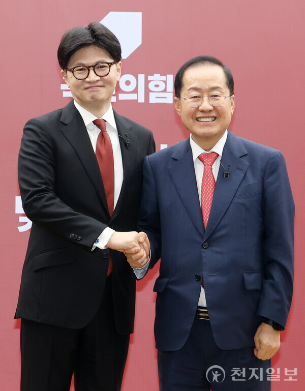 [천지일보=박준성 기자] 국민의힘 한동훈, 홍준표 제21대 대통령 선거 경선 후보가 23일 오후 서울 여의도 국민의힘 중앙당사에서 열린 2차 경선 맞수토론회 미디어데이에서 기념촬영을 하고 있다.ⓒ천지일보 2025.04.23.