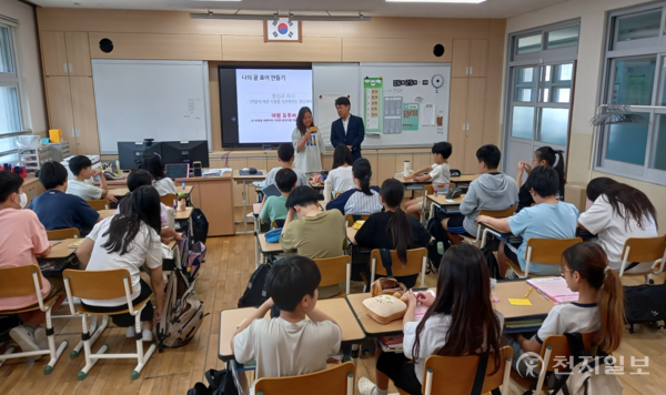 지난 2024년 한 초등학교에서 효와 인성을 바탕으로 한 ‘꿈과 끼 키우기’ 프로그램을 운영하고 있다. (제공: 한국효단체총연합회)