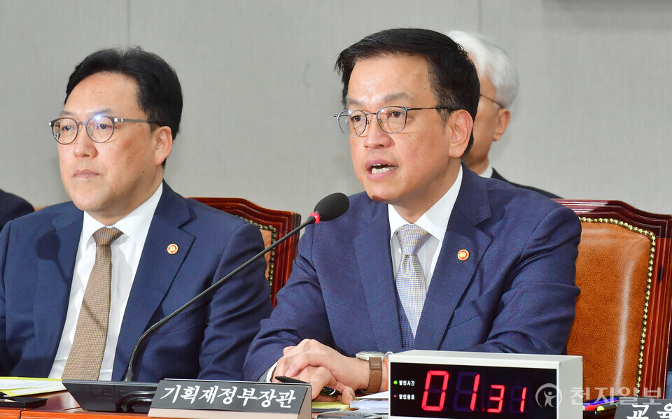 [천지일보=박준성 기자] 최상목 경제부총리 겸 기획재정부 장관이 16일 서울 여의도 국회에서 열린 법제사법위원회 전체회의 최상목 탄핵 청문회에서 의원질의에 답하고 있다.ⓒ천지일보 2025.04.16.
