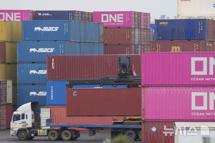 도널드 트럼프 미국 대통령의 관세 전쟁으로 인해 아프리카 각국이 경제적 불안정성에 휩싸였다. 사진은 지난 3일 남아프리카공화국 요하네스버그의 한 창고에 컨테이너가 실린 트럭이 놓인 모습. (출처: 뉴시스)