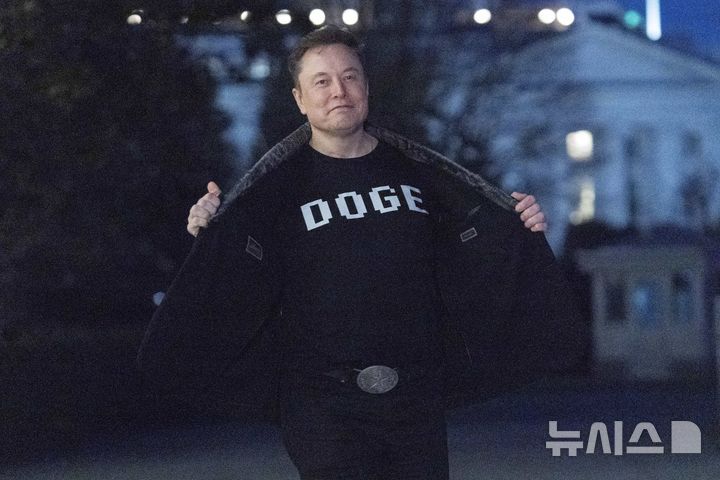 일론 머스크 테슬라 CEO가 지난달 9일(현지시간) 워싱턴 D.C. 백악관 남쪽 잔디밭을 걷다가 DOGE라고 쓰인 티셔츠를 언론에 공개했다. (출처: 뉴시스)