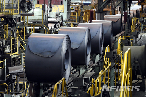 지난 2018년 7월 4일 포스코 광양제철소에서 생산중인 열연코일. 2018.07.04. (출처: 뉴시스)