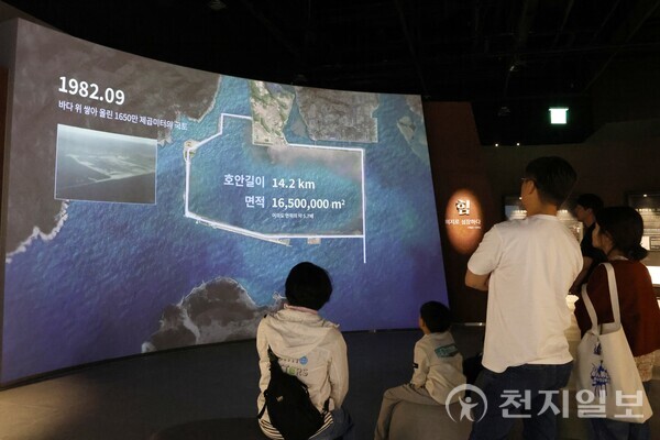 [천지일보 광양=김정필 기자] 26일 전남 광양시 ‘Park1538 광양’에서 열린 홍보관 투어에서 관람객들이 광양제철소의 성장 과정을 듣고 있다. ⓒ천지일보 2025.04.26.