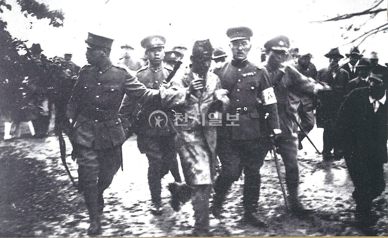 일제 헌병에게 연행되고 있는 윤봉길 의사(1932년). 일제 헌병대에게 붙잡혀가는 윤봉길 의사 얼굴에 피가 흐르고 있다. 윤 의사는 거사 후 일제 헌병대에게 얼굴 형체를 알아보기 어려울 정도로 심하게 구타를 당해 얼굴에 피를 흘리면서 연행된 터라 이 사진을 놓고 한때 윤 의사가 아닌 것 같다는 진위논란 우여곡절이 있었다. (제공: 정성길 기록사진연구가) ⓒ천지일보 2025.04.29.