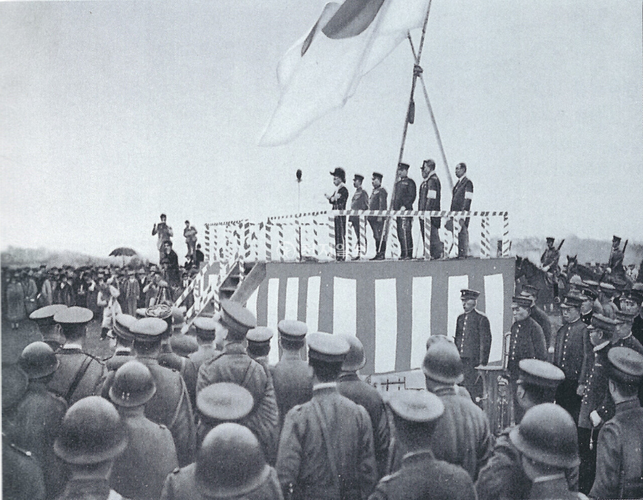 상해 홍구공원 일왕 생일 축하장(1932년). 1932년 4월 29일 상해 홍구공원(현재 루쉰공원)에서 열린 일왕 생일 겸 상해 점령 전승 축하행사장 모습이다. 시라카와 요시노리 욱군 대장, 가와바타 데이지 상해거류민 단장, 우에다 겐키치 육군 중장, 노무라 기치사부로 해군중장 등이 참석한 가운데 거류민 단장이 식사를 낭독하고 있다. 윤 의사가 이곳 단상에 폭탄을 던져 아수라장을 만들었다. (제공: 정성길 기록사진연구가) ⓒ천지일보 2025.04.29.