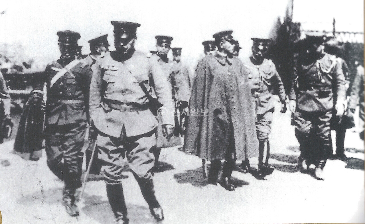 일제 군 수뇌부들의 입장. 일제는 1932년 1월 28일 제1차 상해사변을 일으켜 상해를 점령했고 일왕 생일에 맞춰 점령 전승축하행사를 가졌다. 상해전쟁을 주도한 일제 군 수뇌부들이 입장하고 있다. (제공: 정성길 기록사진연구가) ⓒ천지일보 2025.04.29.