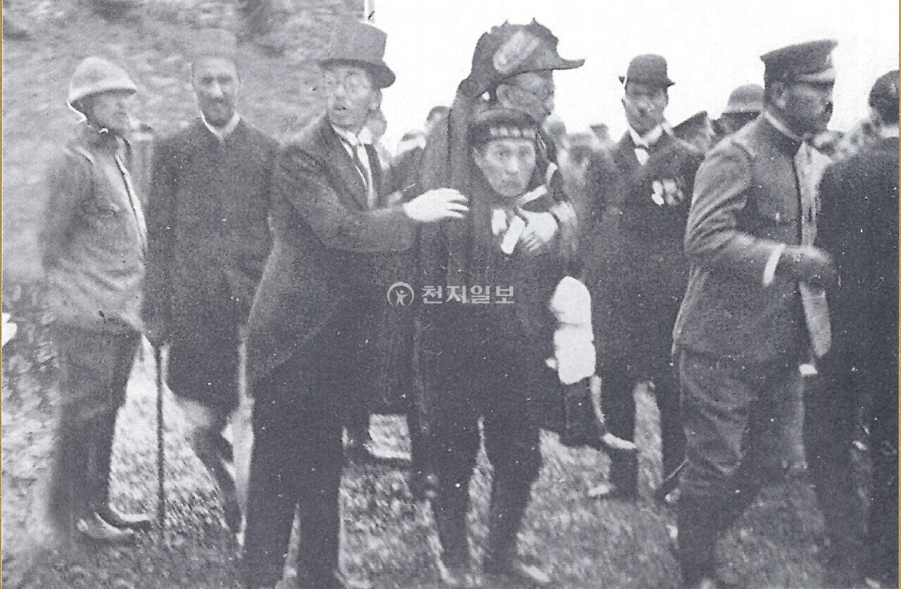 총영사관 중상. 중상을 당한 무라이 구라마쓰 상해 총영사를 등에 업고 달리고 있다. 축제장이 순식간에 아수라장이 돼 혼비백산한 모습임이 느껴진다. (제공: 정성길 기록사진연구가) ⓒ천지일보 2025.04.29.