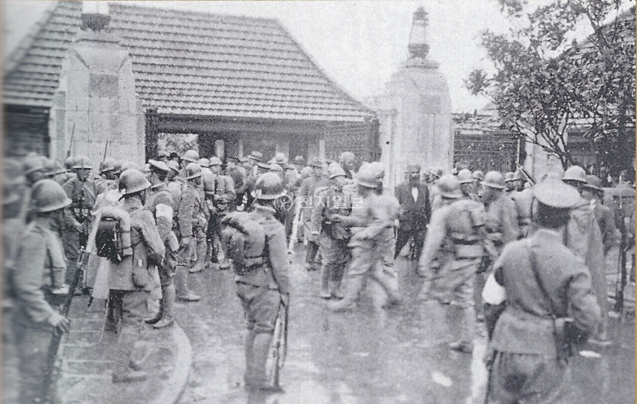 상해 홍구공원 입구 경계. 윤 의사의 의거가 성공하자 일제 헌병대가 상해 홍구공원 입구를 차단하고 경계를 강화하고 있다. (제공: 정성길 기록사진연구가) ⓒ천지일보 2025.04.29.