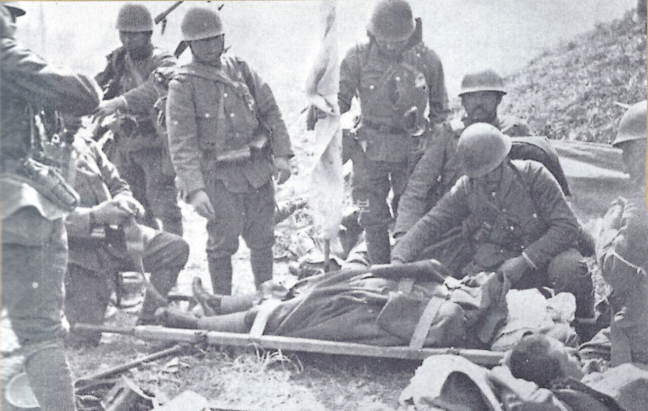 시신 운구 준비. 윤봉길 의사가 던진 폭탄에 일제 병사들도 수십명이 부상 당하거나 일부 사망했다. 사망한 병사의 시신을 운구하는 모습이다. (제공: 정성길 기록사진연구가) ⓒ천지일보 2025.04.29.