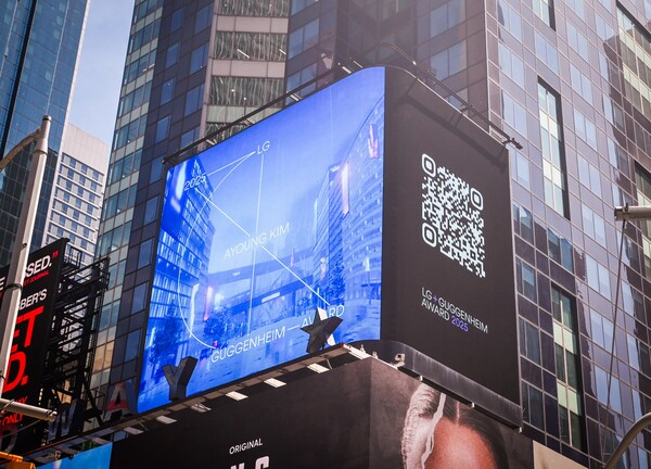 28일(현지시간)부터 김아영 작가의 ‘딜리버리 댄서’ 시리즈를 담은 LG 구겐하임 어워드 수상 축하 영상이 미국 뉴욕 타임스 스퀘어 LG 전광판에 상영되고 있다. (제공: LG) ⓒ천지일보 2025.04.29.