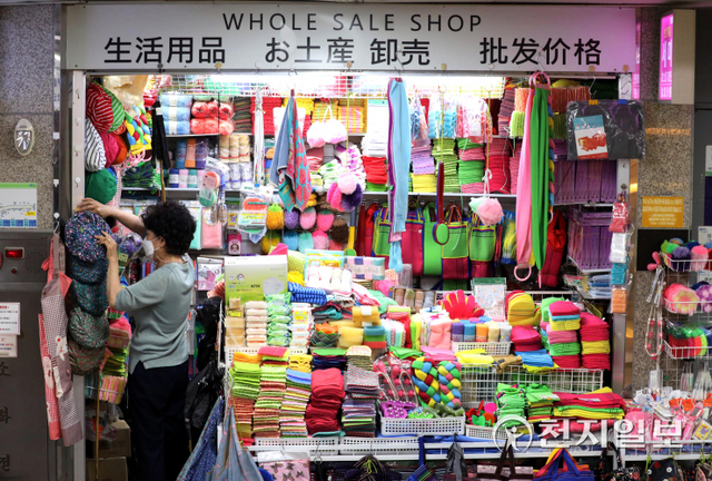 [천지일보=남승우 기자] 30일 오전 서울 중구 명동 지하상가의 한 매장에서 상인이 영업 준비를 하고 있다.정부는 30일 오전 한덕수 국무총리 주재로 임시 국무회의를 열고 62조원 규모의 2차 추가경정예산(추경)안을 심의&middot;의결했다. 이는 중앙정부 지출 39조원과 지방교부금 23조원을 합친 규모다. 추경안이 의결됨에 따라 신종 코로나바이러스 감염증(코로나19)로 피해를 본 소상공인&middot;자영업자 371명은 이날 오후부터 최소 600만원에서 최대 1000만원의 손실보전금을 순차적으로 지급받는다. ⓒ천지일보 2022.5.30