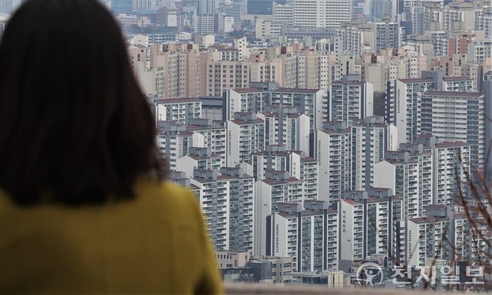 [천지일보=이시문 기자] 서울 아파트 시장에서 전세를 넘어 월세가 주류로 자리 잡고 있는 가운데 30일 오후 서울 남산에서 한 시민이 아파트단지를 바라보고 있다. ⓒ천지일보 2025.03.30.