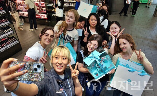 K뷰티 도슨트 프로그램을 마치고 올리브영 직원과 참석한 외국인 관광객들이 기념사진을 찍고 있다. (제공: CJ그룹) ⓒ천지일보 2025.04.30.