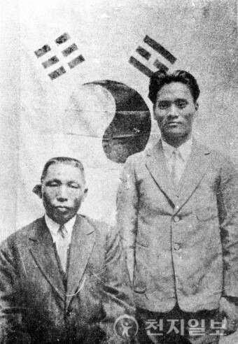 상행의거 거사를 앞두고 태극기 앞에서 김구 선생과 윤봉길 의사가 기념촬영하고 있다. 의거는 윤 의사가 단독계획했고, 김구 선생이 폭탄을 제공해주는 등 배후에서 도왔다. (제공: 윤봉길의사기념사업회) ⓒ천지일보DB