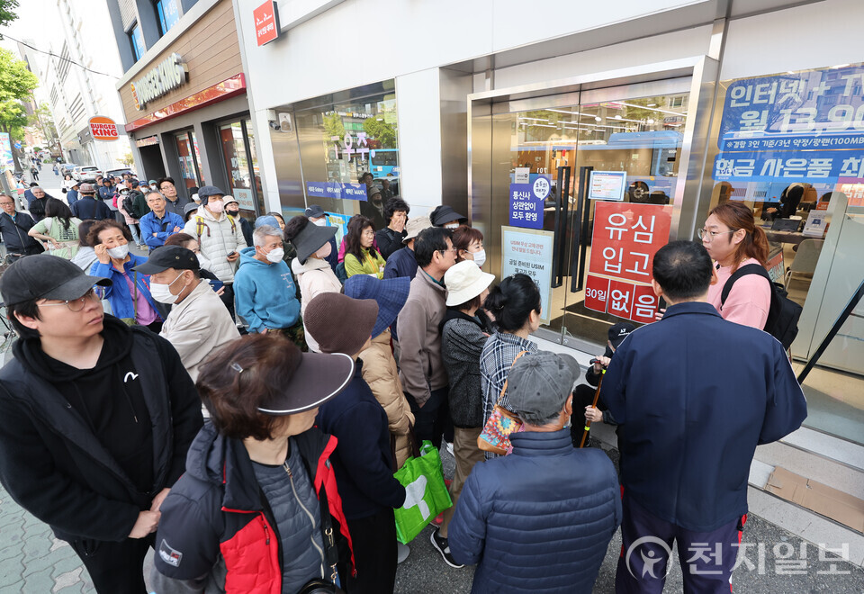 [천지일보=남승우 기자] SK텔레콤 해킹 사태로 유심(USIM) 수급 대란이 벌어지고 있는 가운데 30일 서울 시내의 한 SKT 대리점에서 관계자가 매장 개장 시간에 맞춰 대기하던 시민들에게 유심 재고 부족 관련 안내를 하고 있다. ⓒ천지일보 2025.04.30.