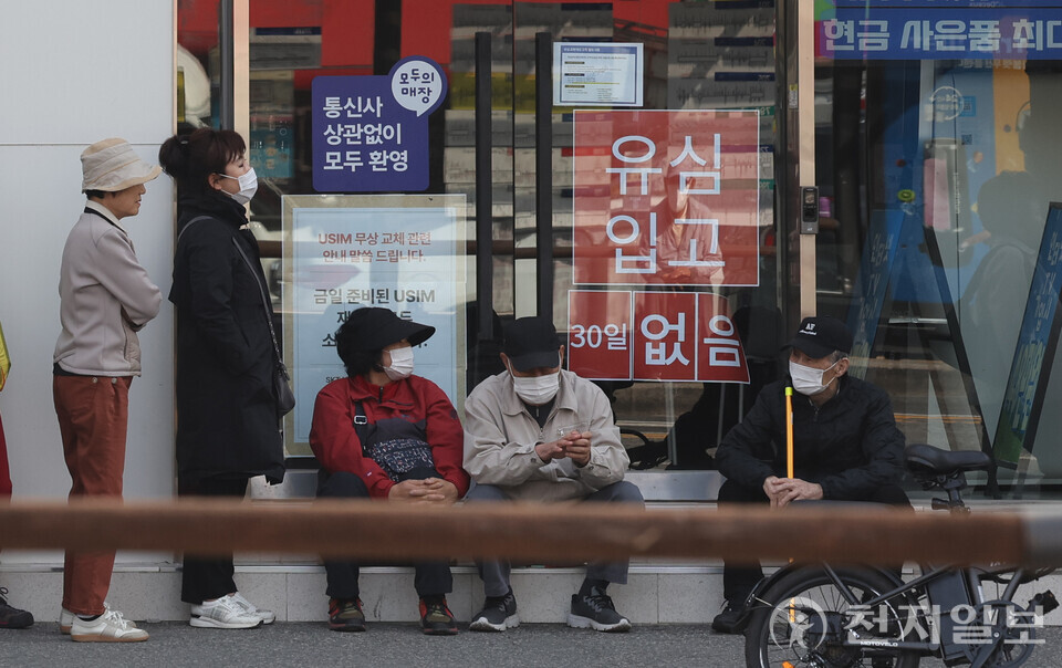 [천지일보=남승우 기자] SK텔레콤 해킹 사태로 유심(USIM) 수급 대란이 벌어지고 있는 가운데 30일 서울 시내의 한 SKT 대리점에서 시민들이 유심 교체를 위해 매장 개장 시간에 앞서 줄을 서서 기다리고 있다. ⓒ천지일보 2025.04.30.