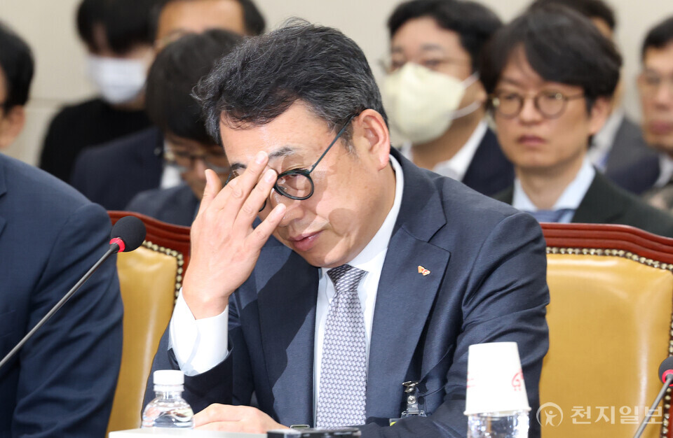 [천지일보=박준성 기자] 유영상 SKT 사장이 30일 서울 여의도 국회에서 열린 과학기술방송정보통신위원회 전체회의에서 생각에 잠겨 있다.ⓒ천지일보 2025.04.30.