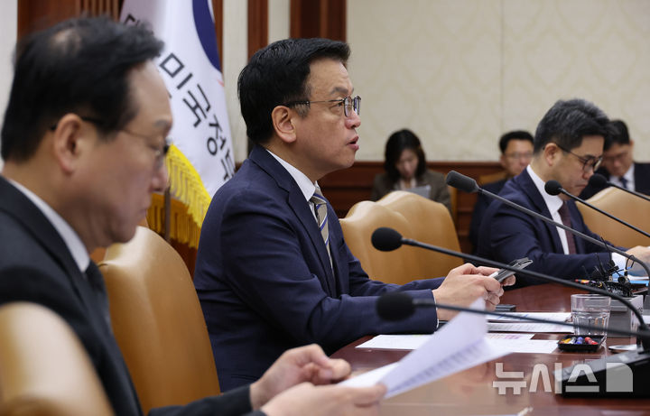 최상목 경제부총리 겸 기획재정부 장관이 지난달 15일 오전 서울 종로구 정부서울청사에서 열린 경제관계장관회의 겸 산업경쟁력강화 관계장관회의에 참석해 발언하고 있다. 2025.05.01. (출처: 뉴시스)