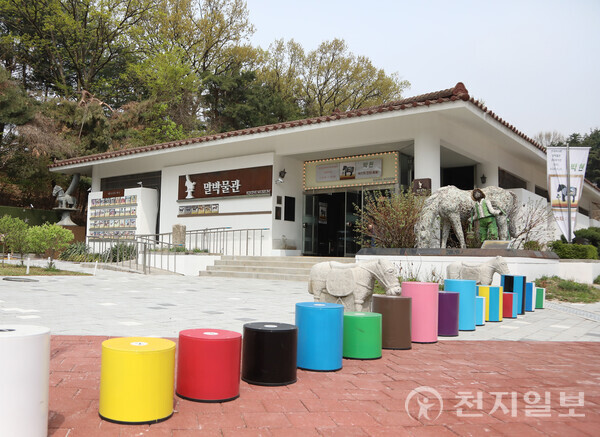 [천지일보=백은영 기자] 말박물관은 1988년 경마 문화의 이해와 말(馬)과 관련된 인류 문화의 발전사를 알리기 위해 한국마사회가 설립했다. 특히 서울올림픽 개최에 맞춰 전통과 현대를 아우르는 말 문화를 체계적으로 보존·전시하려는 취지가 강했다. ⓒ천지일보 2025.05.02.