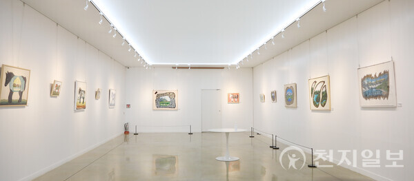 [천지일보=백은영 기자] 말박물관 안에 있는 갤러리에서는 1년에 다섯 명의 작가를 초대작가로 선정해 전시회를 진행한다. 오는 25일까지 박현 작가의 작품이 전시된다. 박련 작가의 작품은 가죽 질감이 느껴지는 동물 이미지와 그 몸체 가운데 아름다운 풍경이 그려진 캔버스가 주요 구성 요소다. ⓒ천지일보 2025.05.02.