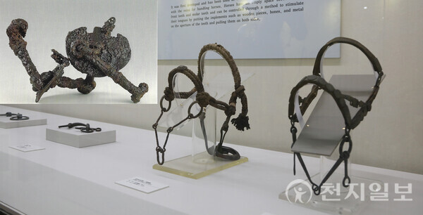 [천지일보=백은영 기자] 말박물관 내부에 전시돼 있는 재갈. 말을 사람이 가축으로 이용할 수 있게 된 가장 핵심적인 마구다. 왼쪽 상단의 사진은 신라 시대에 만들어진 철제재갈(높이 20.5㎝, 길이 12.5㎝)로 끝에 심엽형(하트모양)의 재갈멈치가 붙어있고, 그 바깥 쪽으로 고삐 이음쇠가 연결돼 있다. ⓒ천지일보 2025.05.02.