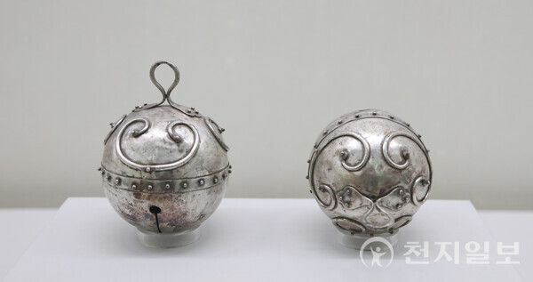 [천지일보=백은영 기자] 말박물관에서만 볼 수 있는 순은 말방울. 지름 9.5㎝의 이 은제말방물은 통일신라 것으로 전체 형태와 부분 장식 사이의 조형적 아름다움이 뛰어나며 국내에서 유례를 찾기 힘든 걸작이다. 말방울은 귀신을 쫓는 벽사의 기능도 했다. ⓒ천지일보 2025.05.02.