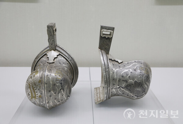 [천지일보=백은영 기자] 주머니형발걸이. 발걸이는 말 위에 올라타거나 말을 타고 달릴 때 안정된 자세를 유지하기 위해 사용하는 안장갖춤의 필수품이다. ⓒ천지일보 2025.05.02.