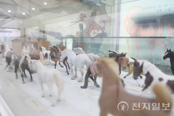 [천지일보=백은영 기자] 말박물관은 크게 말과 관련된 마구, 말과 관련된 민속자료와 문헌, 현대작품들을 소개하고 있다. ⓒ천지일보 2025.05.02.