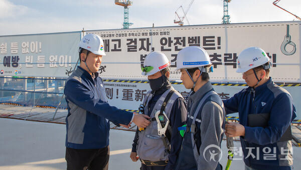 허윤홍 GS건설 대표(맨 왼쪽)가 인천 송도 현장을 방문해 직원들의 추락방지를 위한 안전장비를 직접 점검하고 있다. (제공 : GS건설) ⓒ천지일보 2025.05.09.