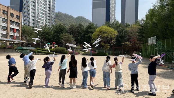 구룡초등학교(교장 김선림)가 지난 21일부터 25일까지 과학창의주간을 운영하여 교내 과학창의축제를 개최했다. (제공: 구룡초) ⓒ천지일보 2025.04.28.