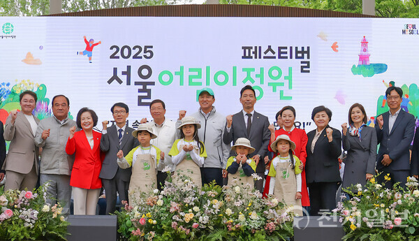 지난 5일 서울 광진구 서울어린이대공원에서 진행된 ‘2025 서울어린이정원 페스티벌’ 행사에 오세훈 서울시장(왼쪽 6번째), GS건설 김욱수 HR실장(오른쪽 첫번째) 등 내빈이 참석한 가운데 기념사진을 촬영하고 있다. (제공 : GS건설) ⓒ천지일보 2025.05.10.