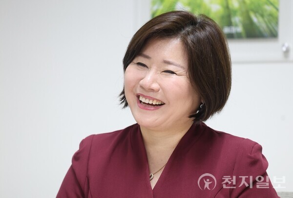 8000명 이상을 성혼으로 이끈 노블홍 결혼정보회사의 홍유진 대표는 ‘커플매니저 1호’로 30년 넘게 ‘결혼’이라는 ‘인연의 다리’를 놓아왔다. 홍 대표가 최근 본지와의 인터뷰에서 ‘좋은 결혼’에 대해 설명하고 있다. ⓒ천지일보 2025.05.14.