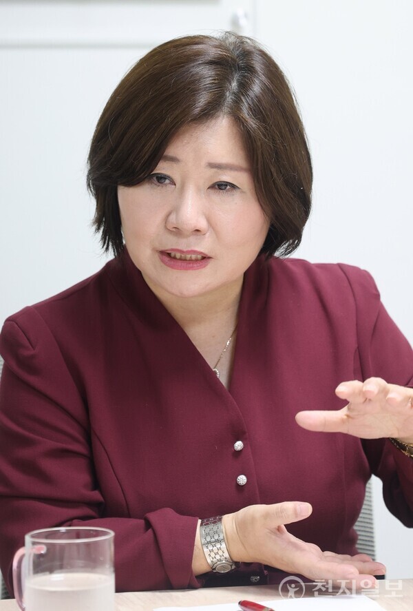 8000명 이상을 성혼으로 이끈 노블홍 결혼정보회사의 홍유진 대표는 ‘커플매니저 1호’로 30년 넘게 ‘결혼’이라는 ‘인연의 다리’를 놓아왔다. 홍 대표가 최근 본지와의 인터뷰에서 ‘좋은 결혼’에 대해 설명하고 있다. ⓒ천지일보 2025.05.14.