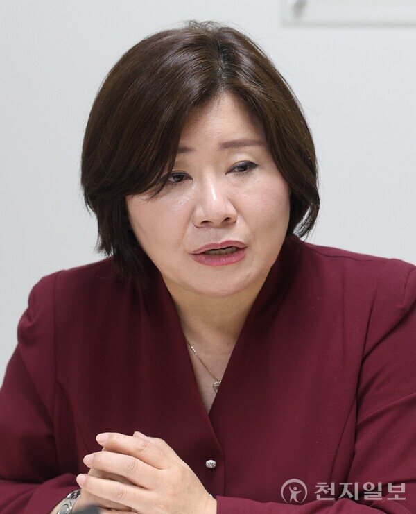 8000명 이상을 성혼으로 이끈 노블홍 결혼정보회사의 홍유진 대표는 ‘커플매니저 1호’로 30년 넘게 ‘결혼’이라는 ‘인연의 다리’를 놓아왔다. 홍 대표가 최근 본지와의 인터뷰에서 ‘좋은 결혼’에 대해 설명하고 있다. ⓒ천지일보 2025.05.14.