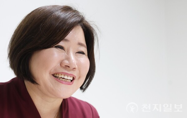 8000명 이상을 성혼으로 이끈 노블홍 결혼정보회사의 홍유진 대표는 ‘커플매니저 1호’로 30년 넘게 ‘결혼’이라는 ‘인연의 다리’를 놓아왔다. 홍 대표가 최근 본지와의 인터뷰에서 ‘좋은 결혼’에 대해 설명하고 있다. ⓒ천지일보 2025.05.14.
