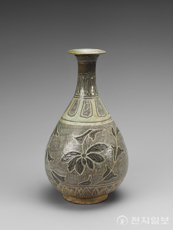 전남 고흥군이 분청문화박물관에서 ‘가락진 멋과 싱싱한 아름다움, 분청사기’라는 주제로 ‘국보순회전, 모두가 함께하는 180일의 여정’ 특별전시를 오는 20일 개막한다고 밝혔다. 사진은 보물 ‘분청사기 상감인화 연꽃 넝쿨무늬 병’. (제공: 고흥군청) ⓒ천지일보 2025.05.14.