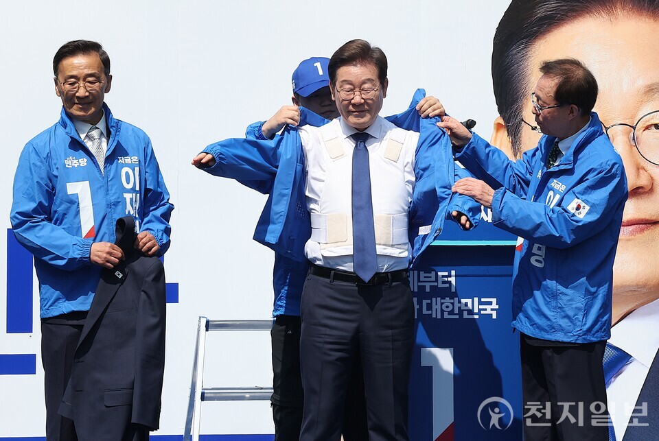 [천지일보=이시문 기자] 더불어민주당 이재명 대선 후보가 6·3 대통령선거 공식 선거운동 첫날인 12일 오전 서울 광화문 청계광장에서 열린 출정식 및 첫 유세에서 방탄복을 착용한 가운데 선거운동복을 입고 있다. ⓒ천지일보 2025.05.12.