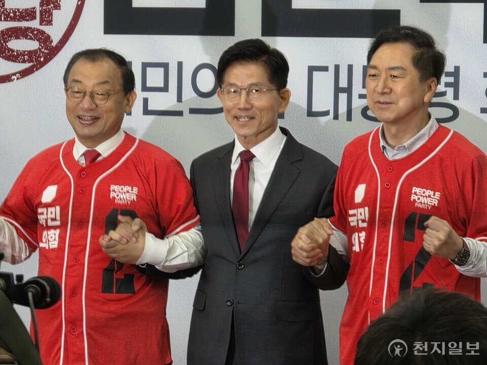 [천지일보=최혜인 기자] 국민의힘 김문수 대선 후보(가운데)와 이정현 공동선거대책위원장(왼쪽), 김기현 공동선대위원장이 15일 열린 중앙선거대책위원회 회의 및 중앙선대위 임명장수여식에서 손을 맞잡고 기념촬영을 하고 있다. 이날 회의에서 이 위원장은 윤석열 대통령의 자진 탈당 권고와 이준석 전 대표의 복권을 포함한 보수진영 전면 쇄신안을 제시했다. ⓒ천지일보 2025.05.15.