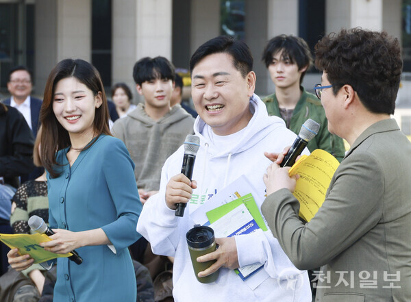 전북특별자치도 출범 1년 4개월, 자율과 균형발전을 내세운 정책이 잇따랐지만 도민 체감도는 여전히 낮고 경제지표와 청년 유출은 악화돼 실효성에 대한 회의가 커지고 있다. 사진은 전북특별자치도 출범 100일 청년토크콘서트. (제공: 전북특별자치도청) ⓒ천지일보 2025.05.15.