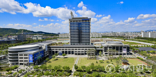 One year and four months after the launch of Jeonbuk Special Self-Governing Province, a series of policies aimed at autonomy and balanced development have been introduced. However, residents’ sense of change remains low, and worsening economic indicators and youth outmigration are fueling doubts about the system’s effectiveness.Pictured: Jeonbuk Provincial Government Building. (Provided by the Jeonbuk Special Self-Governing Province) ⓒCheonji Ilbo 2025.05.15.