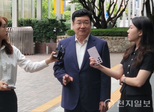 [천지일보=김정필 기자] 이찬희 삼성 준법감시위원회 위원장이 22일 서울 서초구 삼성전자 서초사옥에서 열린 3기 준감위 정례회의를 마친 뒤 취재진의 질문에 답하고 있다. ⓒ천지일보 2024.07.22.