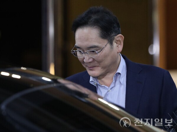 [천지일보=김정필 기자] 이재용 삼성전자 회장이 11일 오후 서울 강서구 서울김포비즈니스항공센터(SGBAC)로 귀국하는 가운데 무거운 표정을 짓고 있다. ⓒ천지일보 2024.10.11.