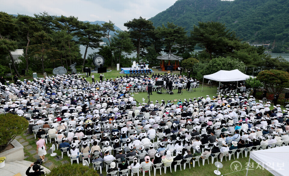 [천지일보=박준성 기자] 신천지예수교 증거장막성전(신천지예수교회) 이만희 총회장이 17일 경기 청평 신천지 평화연수원에서 목회자를 대상으로 열린 ‘계시성취 실상증거 신천지 말씀대성회’에서 강연하고 있다. ⓒ천지일보 2025.05.17.