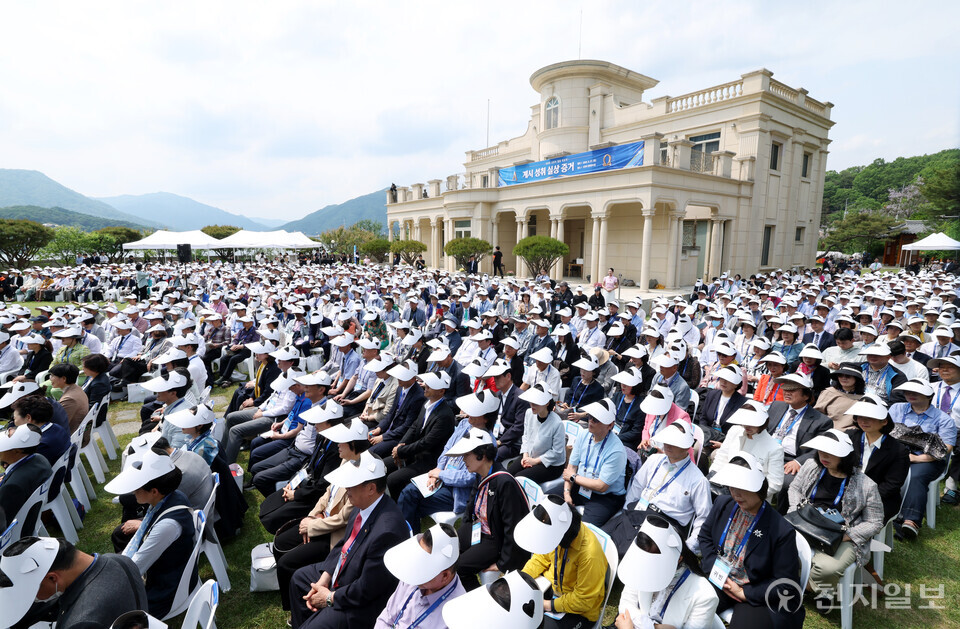 [천지일보=박준성 기자] 신천지예수교 증거장막성전(신천지예수교회) 이만희 총회장이 17일 경기 청평 신천지 평화연수원에서 목회자를 대상으로 열린 ‘계시성취 실상증거 신천지 말씀대성회’에서 강연하고 있다.ⓒ천지일보 2025.05.17.